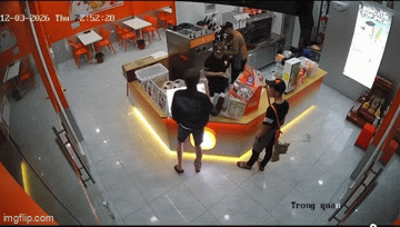 Nam thanh ni&ecirc;n t&uacute;m t&oacute;c đ&aacute;nh nữ nh&acirc;n vi&ecirc;n qu&aacute;n tr&agrave; sữa Bingxue v&igrave; "hết kem": H&agrave;nh động của 2 nam nh&acirc;n vi&ecirc;n chứng kiến g&acirc;y tranh c&atilde;i- Ảnh 1.