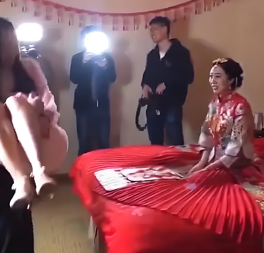 Chú rể vô tư bế thốc phù dâu trong lễ cưới, vẻ mặt của cô dâu khiến ai cũng hiểu: "To chuyện rồi"- Ảnh 3. Chú rể vô tư bế thốc phù dâu trong lễ cưới, vẻ mặt của cô dâu khiến ai cũng hiểu: "To chuyện rồi"- Ảnh 3.