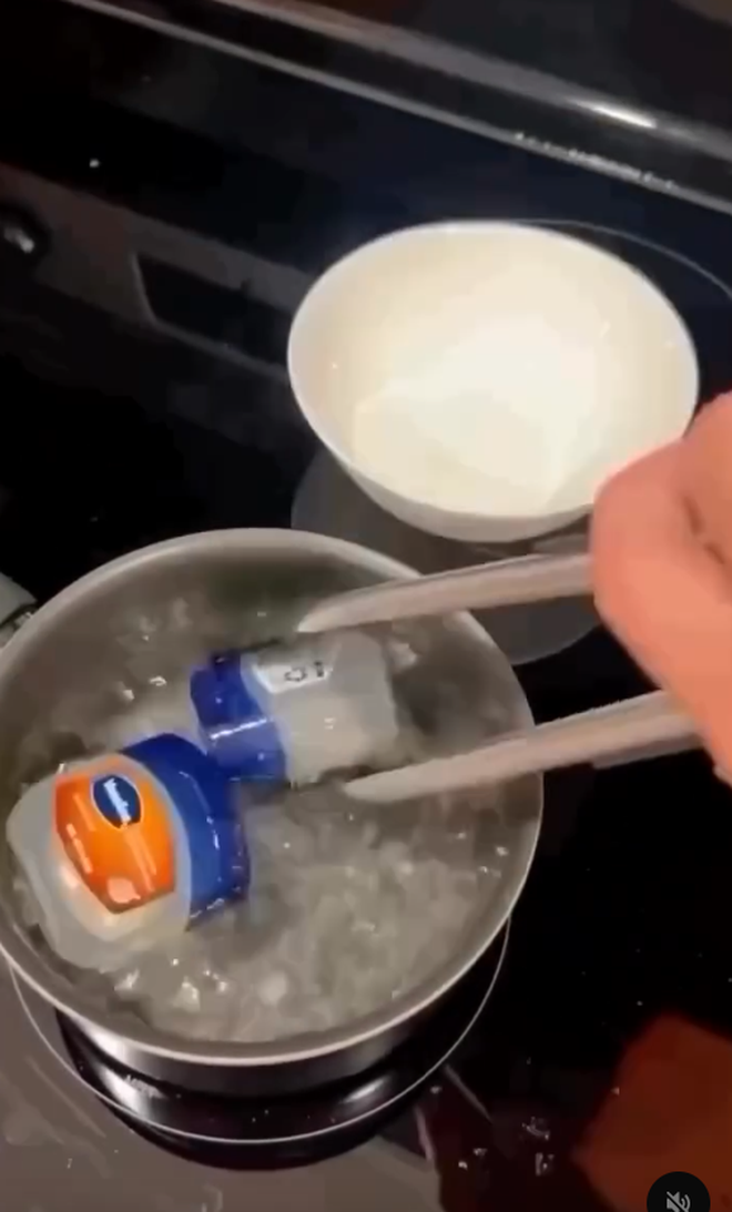 C&aacute;ch d&ugrave;ng nước hoa mới đang viral v&igrave; gi&uacute;p thơm l&acirc;u m&agrave; kh&ocirc;ng tốn nhiều tiền- Ảnh 1.
