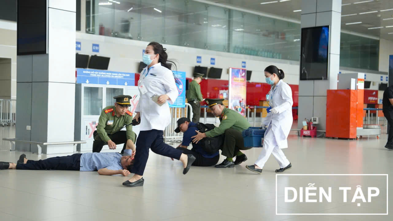 Hơn 300 người diễn tập xử lý gây rối tại sân bay Nội Bài - Ảnh 13.