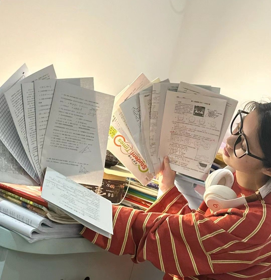 Tại sao n&ecirc;n dọn sạch đề thi cũ khỏi b&agrave;n học? - Ảnh 1.