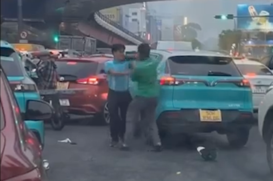 C&ocirc;ng an TPHCM n&oacute;i g&igrave; về t&igrave;nh trạng đ&aacute;nh nhau sau va chạm giao th&ocirc;ng? - Ảnh 1.