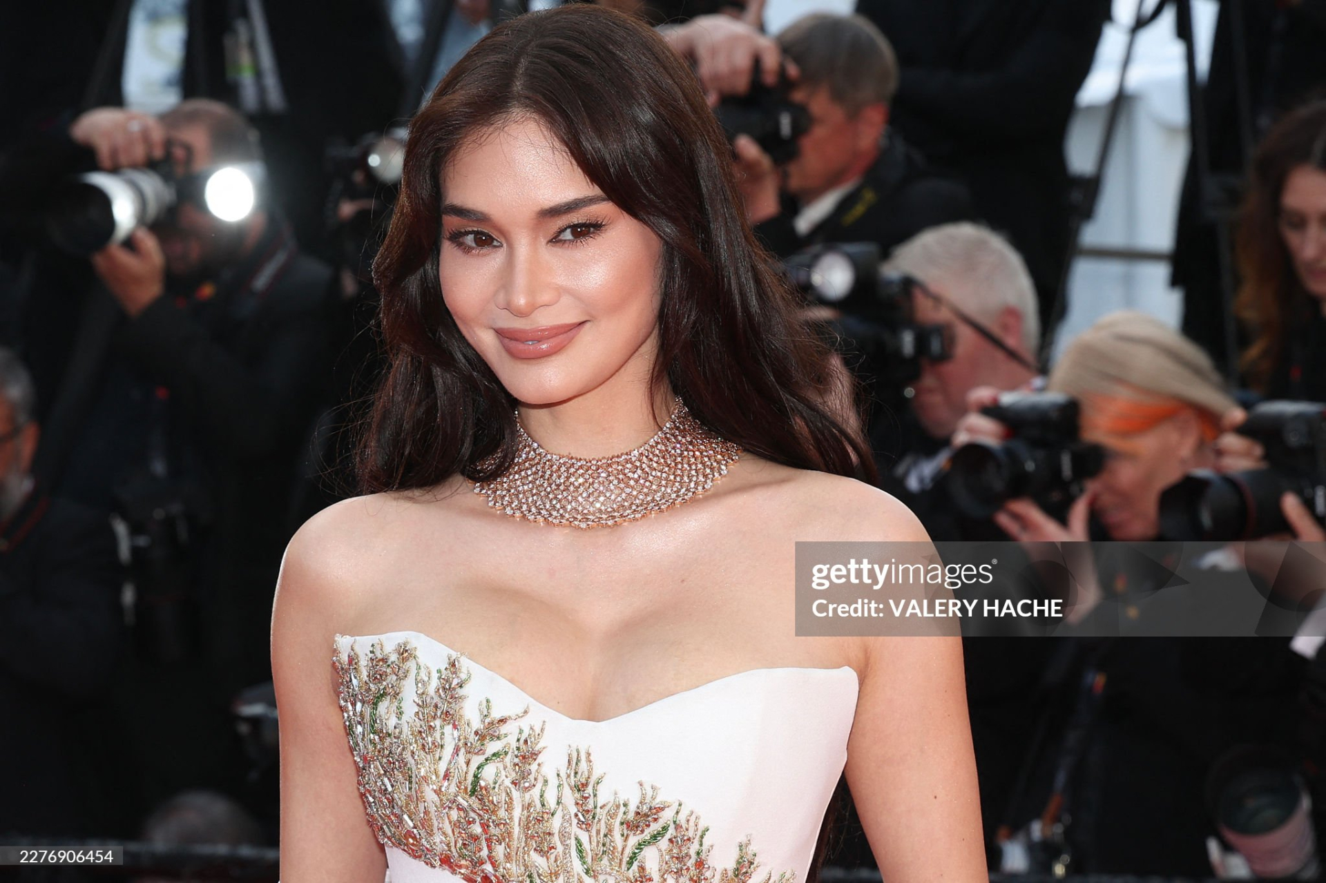 Thảm đỏ Cannes ng&agrave;y 10: Demi Moore l&ecirc;n đồ "chặt ch&eacute;m" mỹ nh&acirc;n Cướp Biển V&ugrave;ng Caribbean, Hoa hậu Ho&agrave;n vũ đẹp miễn ch&ecirc;- Ảnh 11.