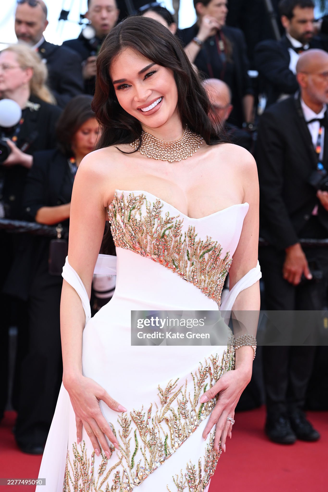 Thảm đỏ Cannes ng&agrave;y 10: Demi Moore l&ecirc;n đồ "chặt ch&eacute;m" mỹ nh&acirc;n Cướp Biển V&ugrave;ng Caribbean, Hoa hậu Ho&agrave;n vũ đẹp miễn ch&ecirc;- Ảnh 10.