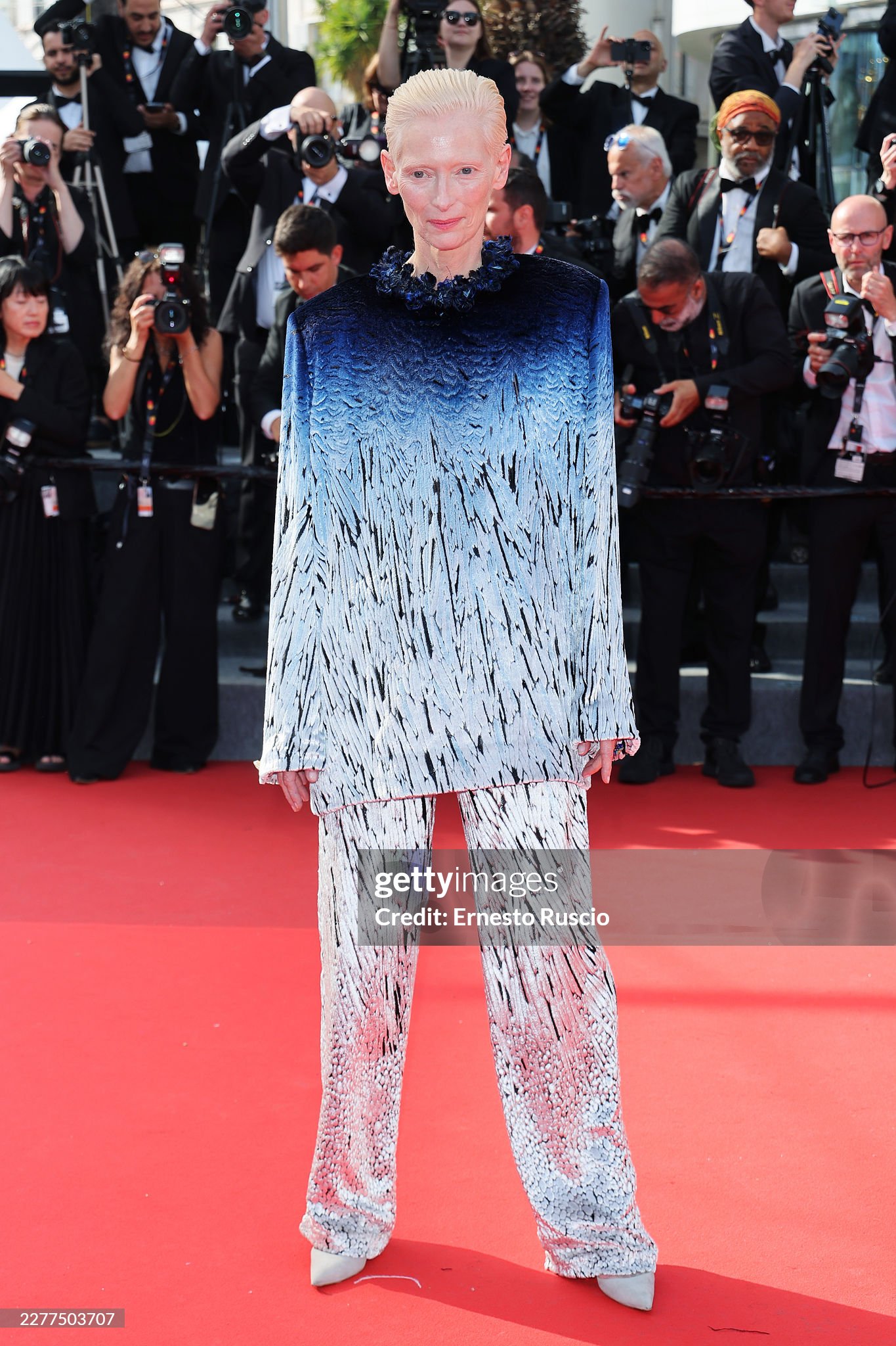 Thảm đỏ Cannes ng&agrave;y 10: Demi Moore l&ecirc;n đồ "chặt ch&eacute;m" mỹ nh&acirc;n Cướp Biển V&ugrave;ng Caribbean, Hoa hậu Ho&agrave;n vũ đẹp miễn ch&ecirc;- Ảnh 13.
