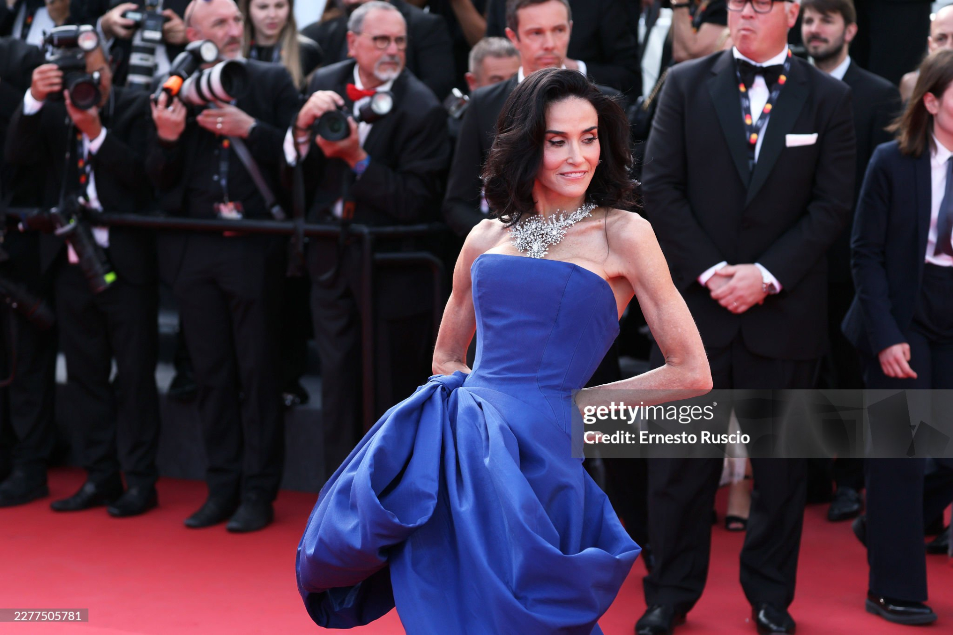 Thảm đỏ Cannes ng&agrave;y 10: Demi Moore l&ecirc;n đồ "chặt ch&eacute;m" mỹ nh&acirc;n Cướp Biển V&ugrave;ng Caribbean, Hoa hậu Ho&agrave;n vũ đẹp miễn ch&ecirc;- Ảnh 3.
