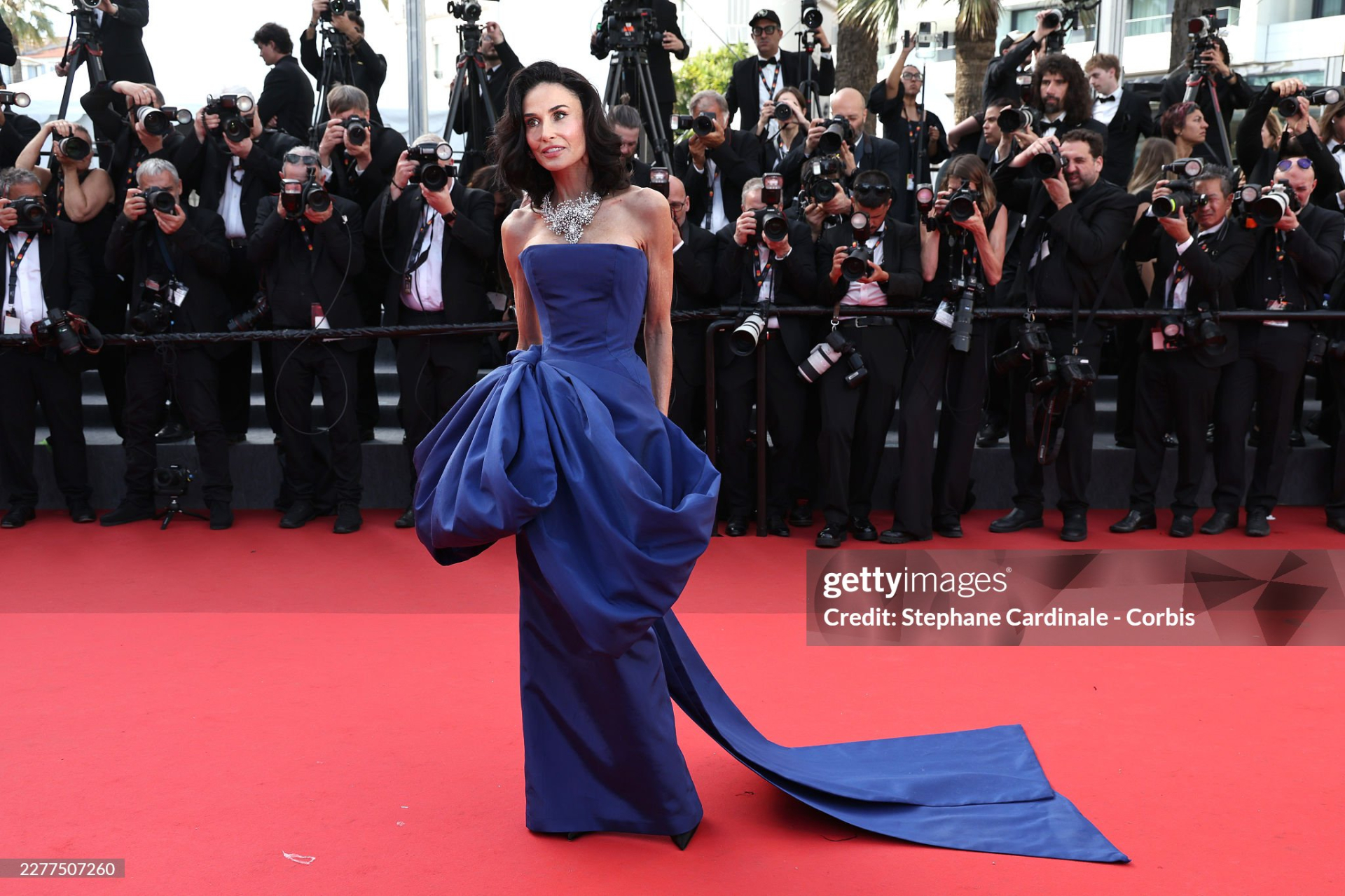 Thảm đỏ Cannes ng&agrave;y 10: Demi Moore l&ecirc;n đồ "chặt ch&eacute;m" mỹ nh&acirc;n Cướp Biển V&ugrave;ng Caribbean, Hoa hậu Ho&agrave;n vũ đẹp miễn ch&ecirc;- Ảnh 1.