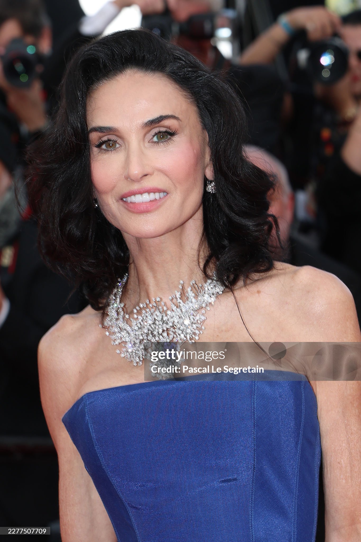 Thảm đỏ Cannes ng&agrave;y 10: Demi Moore l&ecirc;n đồ "chặt ch&eacute;m" mỹ nh&acirc;n Cướp Biển V&ugrave;ng Caribbean, Hoa hậu Ho&agrave;n vũ đẹp miễn ch&ecirc;- Ảnh 4.
