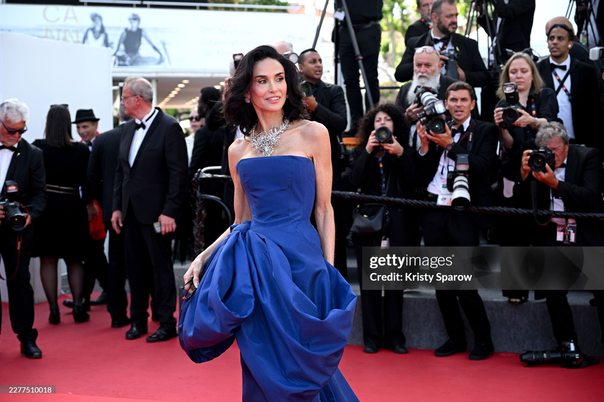 Thảm đỏ Cannes ng&agrave;y 10: Demi Moore l&ecirc;n đồ "chặt ch&eacute;m" mỹ nh&acirc;n Cướp Biển V&ugrave;ng Caribbean, Hoa hậu Ho&agrave;n vũ đẹp miễn ch&ecirc;- Ảnh 2.