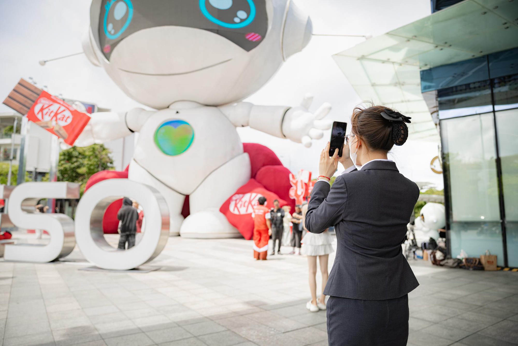 Chú robot tại Thiso Mall bất ngờ đổi dáng, dân tình thi nhau kéo đến check-in - Ảnh 5. Chú robot tại Thiso Mall bất ngờ đổi dáng, dân tình thi nhau kéo đến check-in - Ảnh 5.
