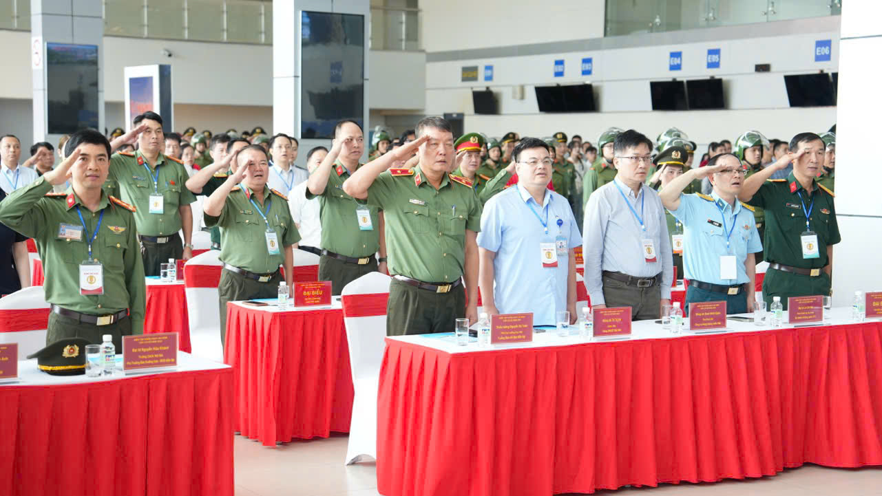 Hơn 300 người diễn tập xử lý gây rối tại sân bay Nội Bài - Ảnh 2.