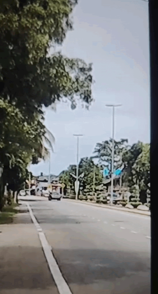 &Ocirc; t&ocirc; mất l&aacute;i đ&acirc;m khiến cột đ&egrave;n đổ xuống, đ&egrave; v&agrave;o xe tải van l&agrave;m thanh ni&ecirc;n 18 tuổi tử vong ngay tức khắc - Ảnh 1.