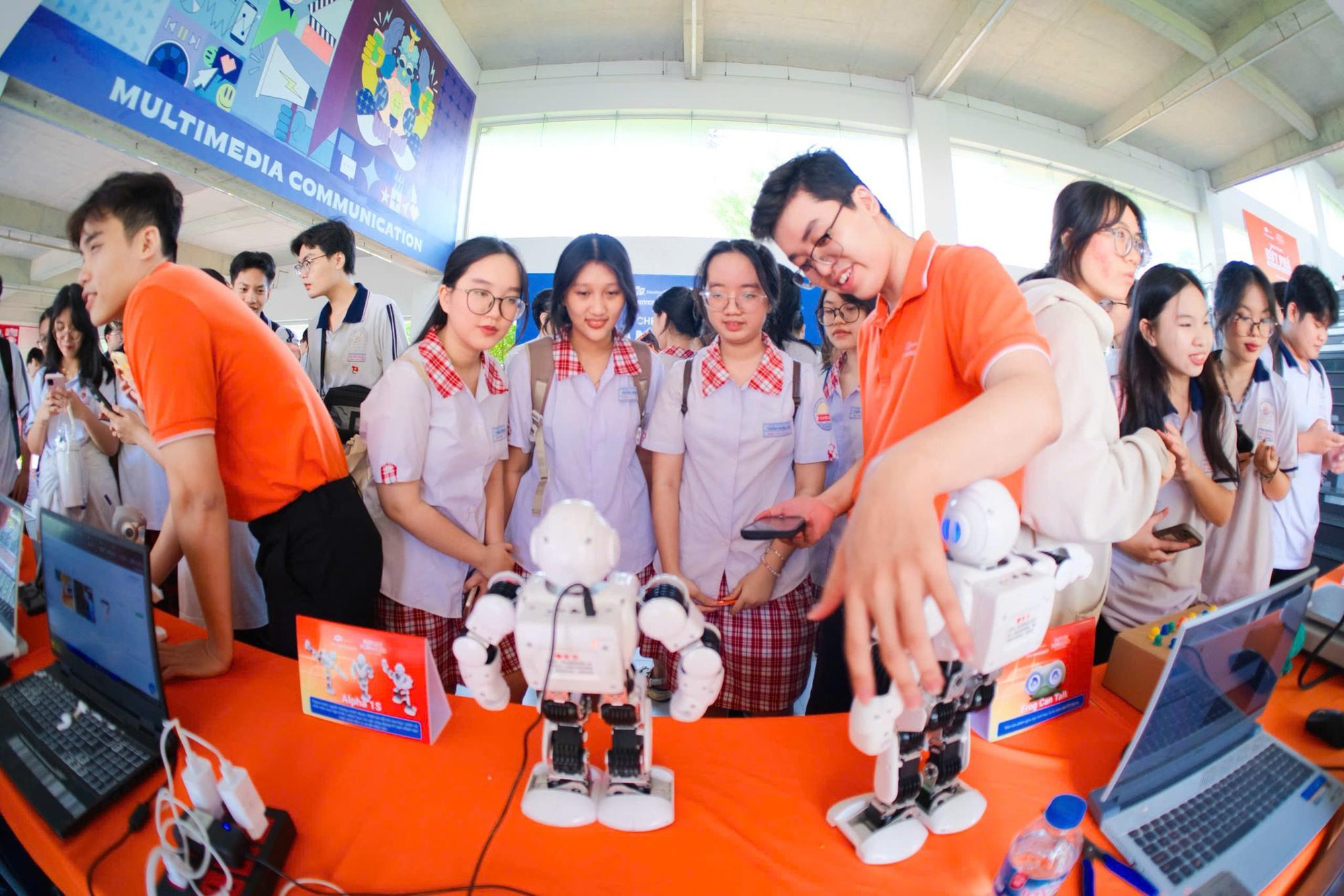 Trường Đại học FPT mở chuy&ecirc;n ng&agrave;nh Robot v&agrave; Tr&iacute; tuệ nh&acirc;n tạo: Đ&oacute;n đầu cuộc đua UAV v&agrave; Robot h&igrave;nh người - Ảnh 1.