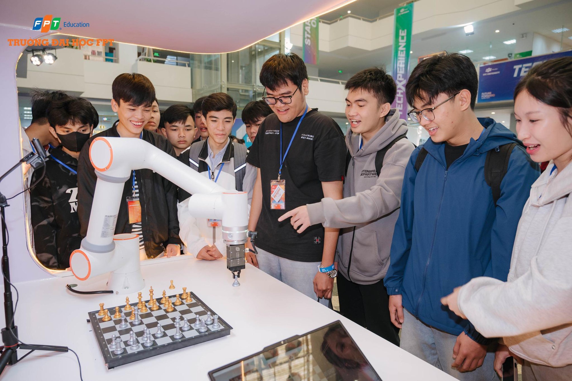 Trường Đại học FPT mở chuy&ecirc;n ng&agrave;nh Robot v&agrave; Tr&iacute; tuệ nh&acirc;n tạo: Đ&oacute;n đầu cuộc đua UAV v&agrave; Robot h&igrave;nh người - Ảnh 2.