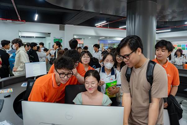 AI đang định nghĩa lại ng&agrave;nh kinh tế: Những chuy&ecirc;n ng&agrave;nh h&uacute;t Gen Z m&ugrave;a tuyển sinh 2026 - Ảnh 2.