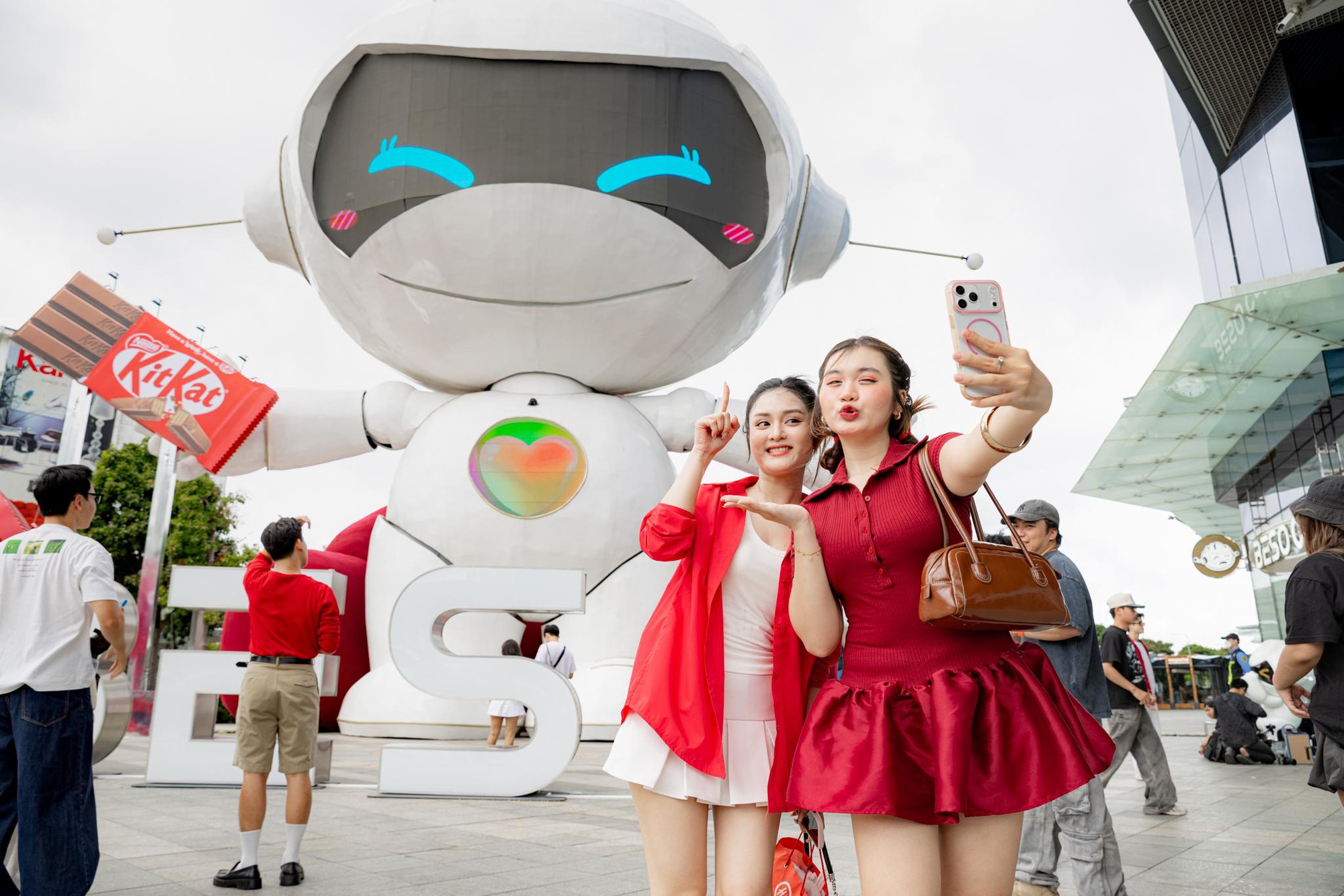 Chú robot tại Thiso Mall bất ngờ đổi dáng, dân tình thi nhau kéo đến check-in - Ảnh 4. Chú robot tại Thiso Mall bất ngờ đổi dáng, dân tình thi nhau kéo đến check-in - Ảnh 4.