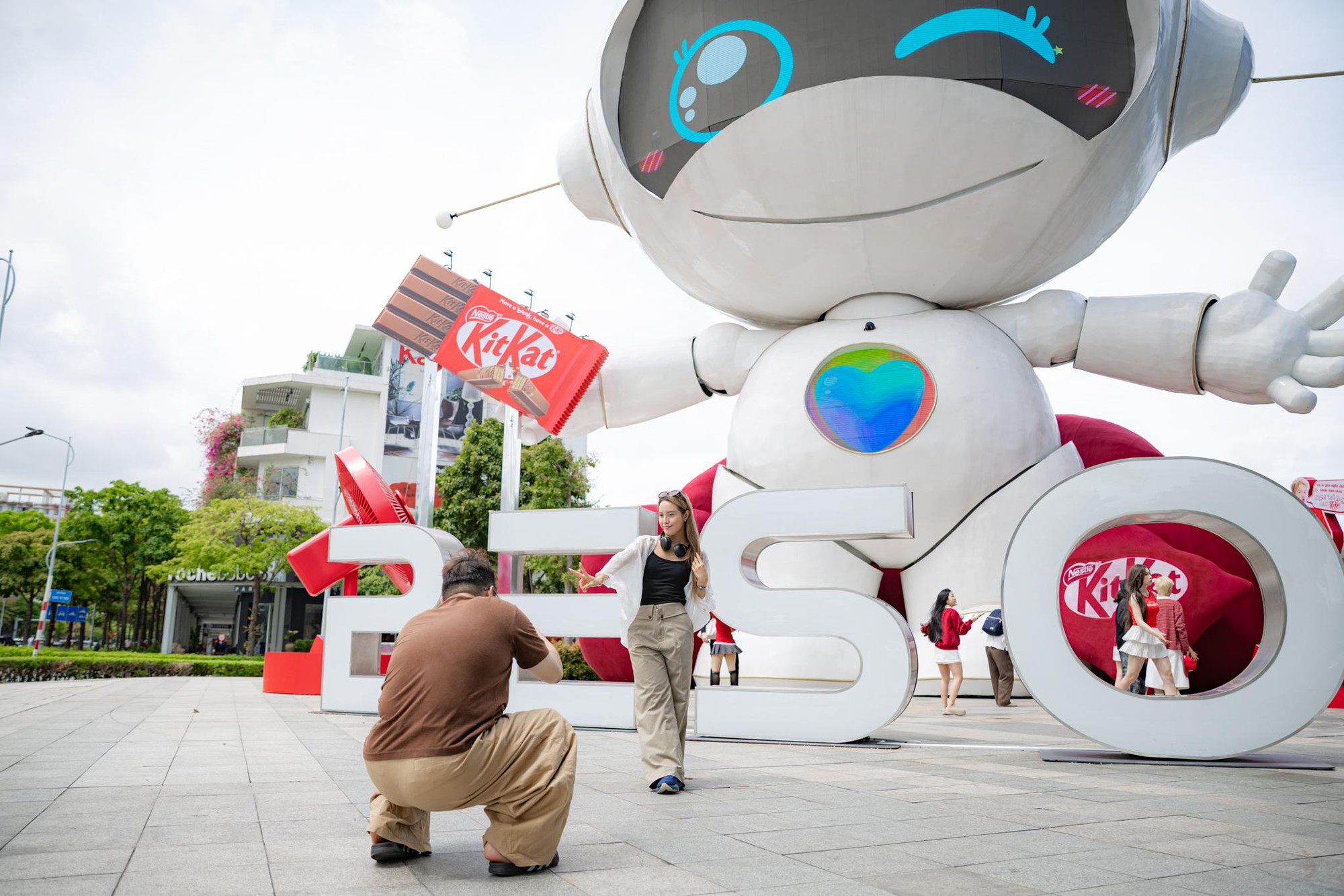 Chú robot tại Thiso Mall bất ngờ đổi dáng, dân tình thi nhau kéo đến check-in - Ảnh 6. Chú robot tại Thiso Mall bất ngờ đổi dáng, dân tình thi nhau kéo đến check-in - Ảnh 6.