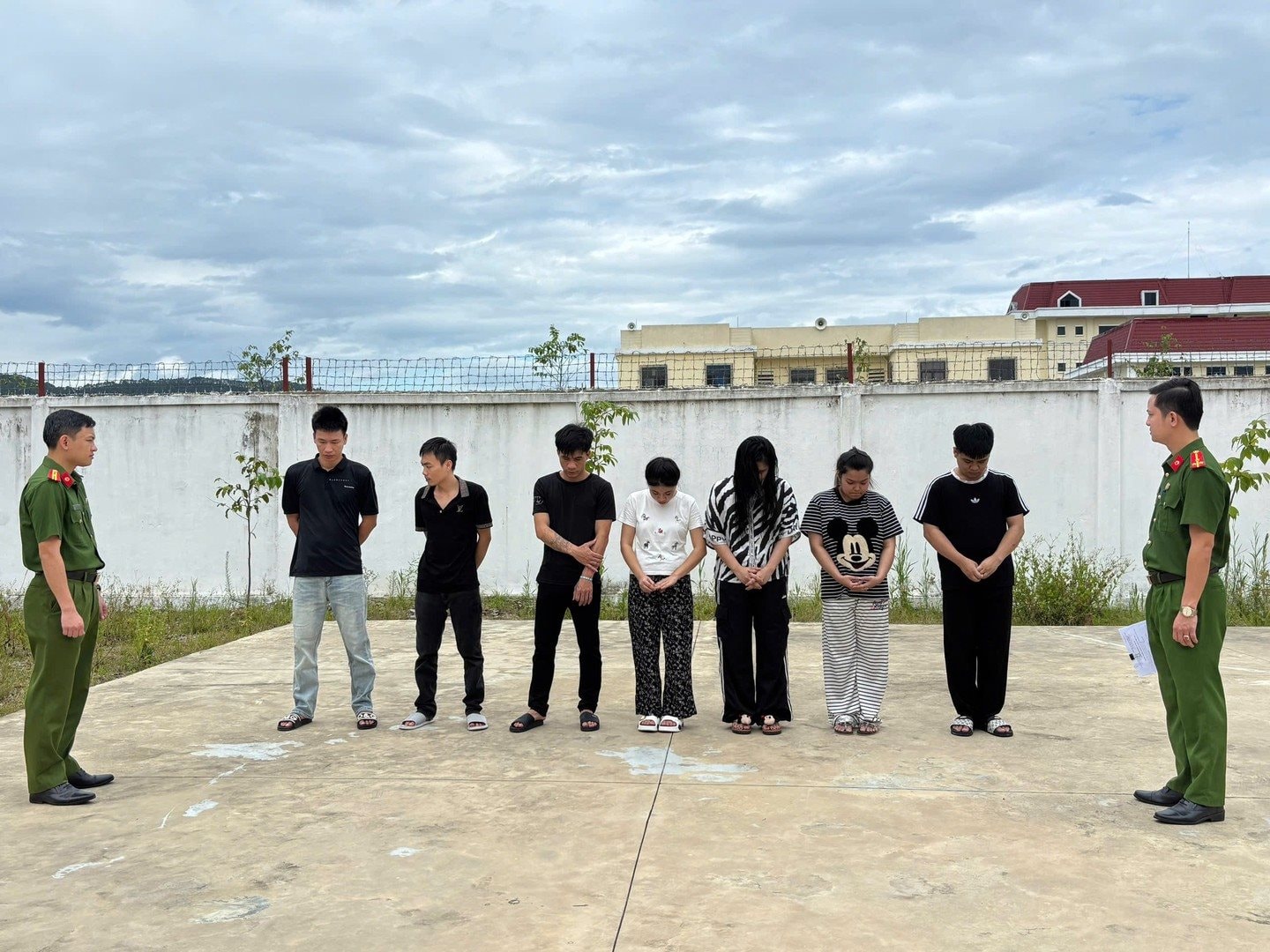 Lương chỉ 12 triệu - 17 triệu/th&aacute;ng nhưng t&agrave;i khoản ng&acirc;n h&agrave;ng giao dịch h&agrave;ng chục tỷ đồng: C&ocirc;ng an bắt nhiều thanh ni&ecirc;n sinh năm 2001, 2003,...- Ảnh 1.