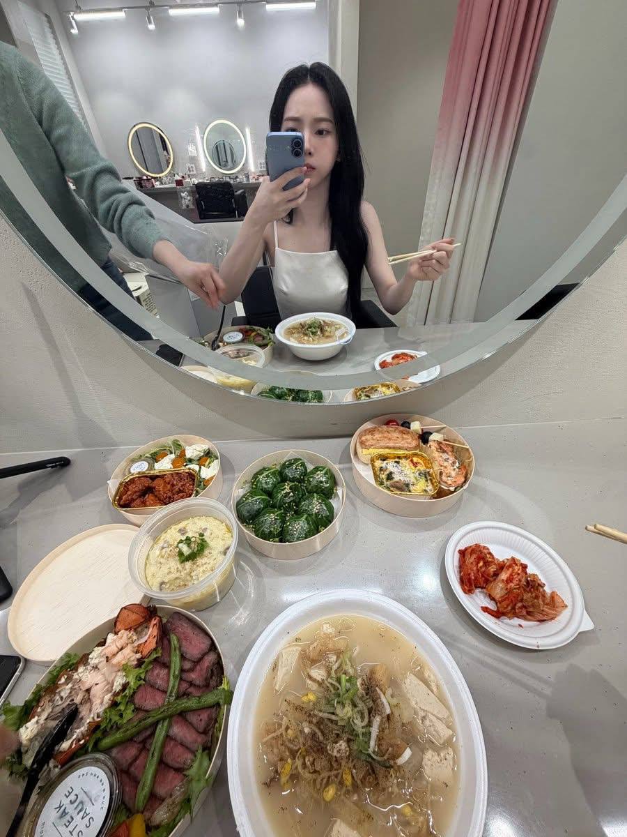 Khẩu phần ăn g&acirc;y sốc của nữ thần Kpop c&oacute; body được v&iacute; "như AI"- Ảnh 1.