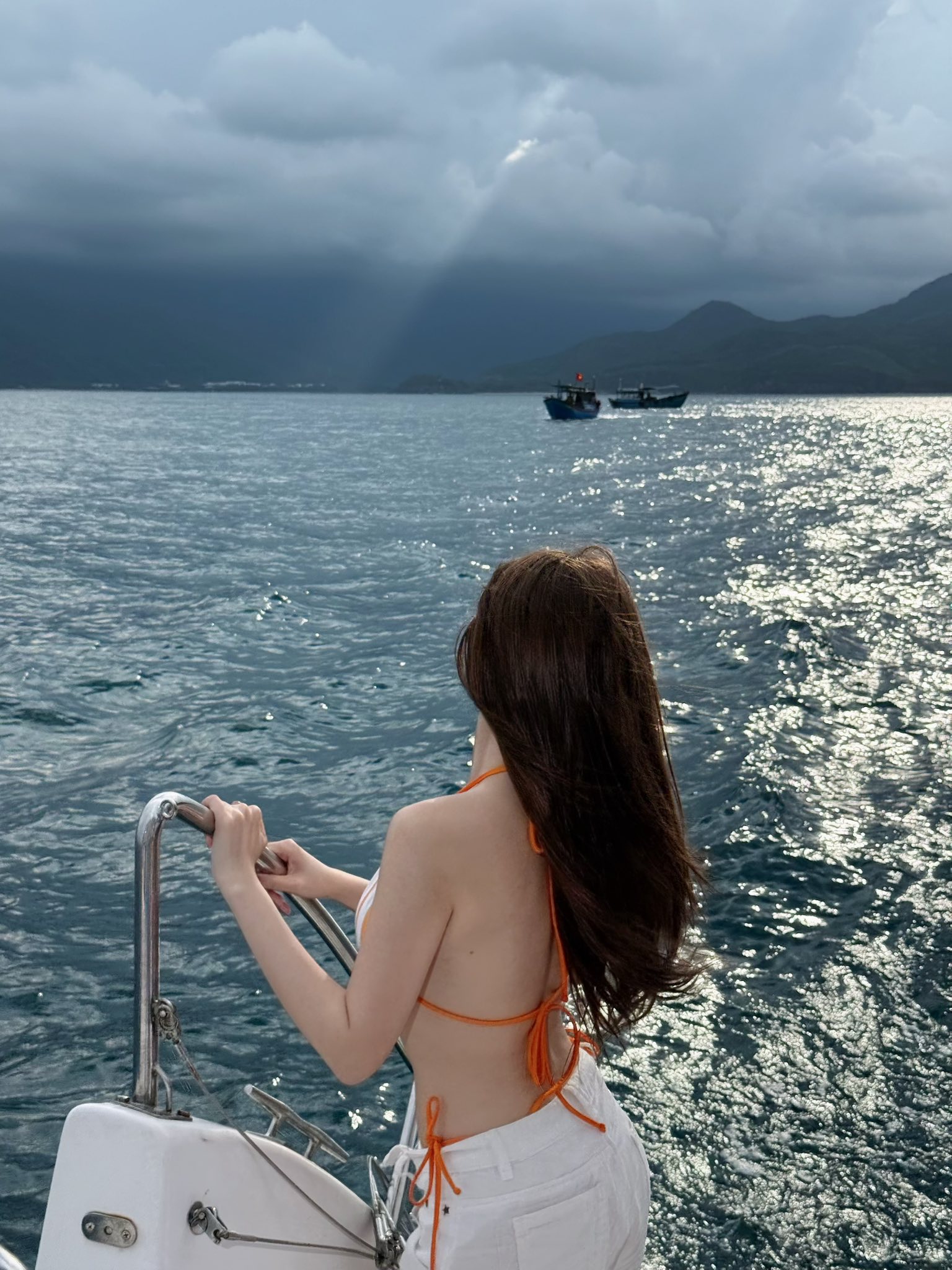 Khổng T&uacute; Quỳnh đốt ch&aacute;y m&ugrave;a h&egrave; với bikini rực rỡ, visual l&agrave;m netizen "say s&oacute;ng"- Ảnh 6.