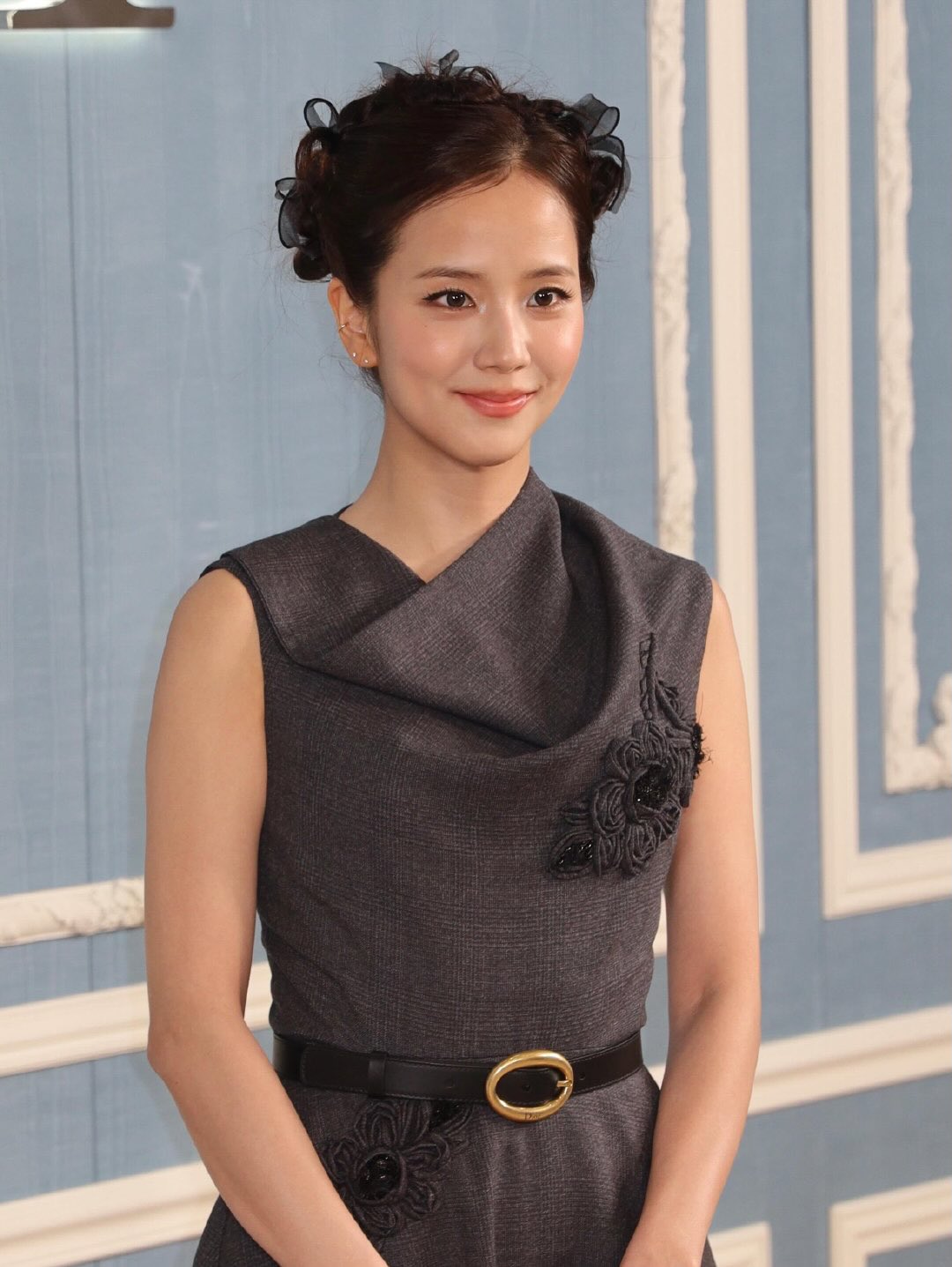 Sau c&ocirc; bồi b&agrave;n, Dior cho Jisoo th&agrave;nh "mẹ chồng" với diện mạo mới- Ảnh 6.