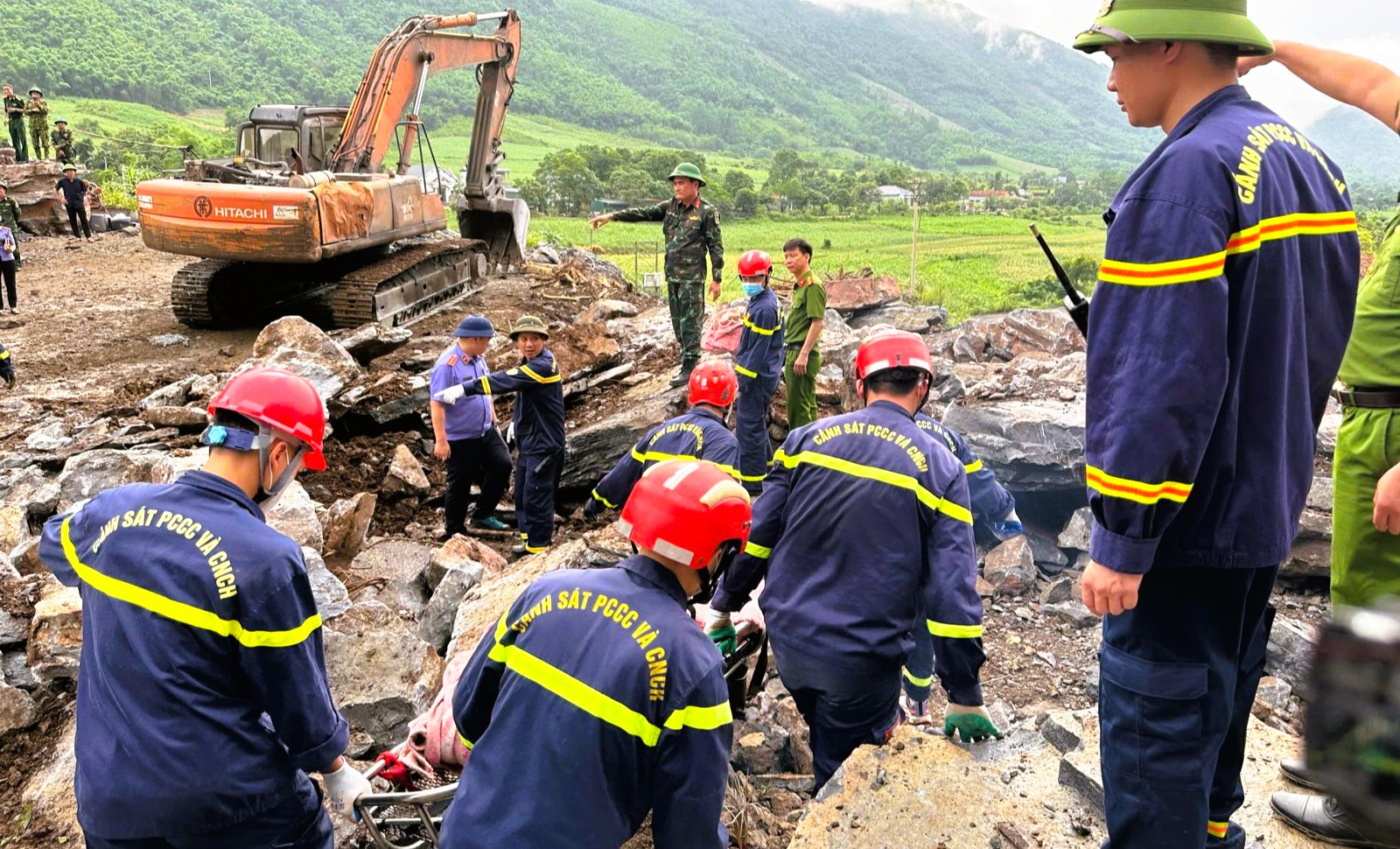 VIDEO: Hiện trường vụ sạt lở tại mỏ đ&aacute; ở Thanh H&oacute;a khiến 3 người tử vong - Ảnh 4.