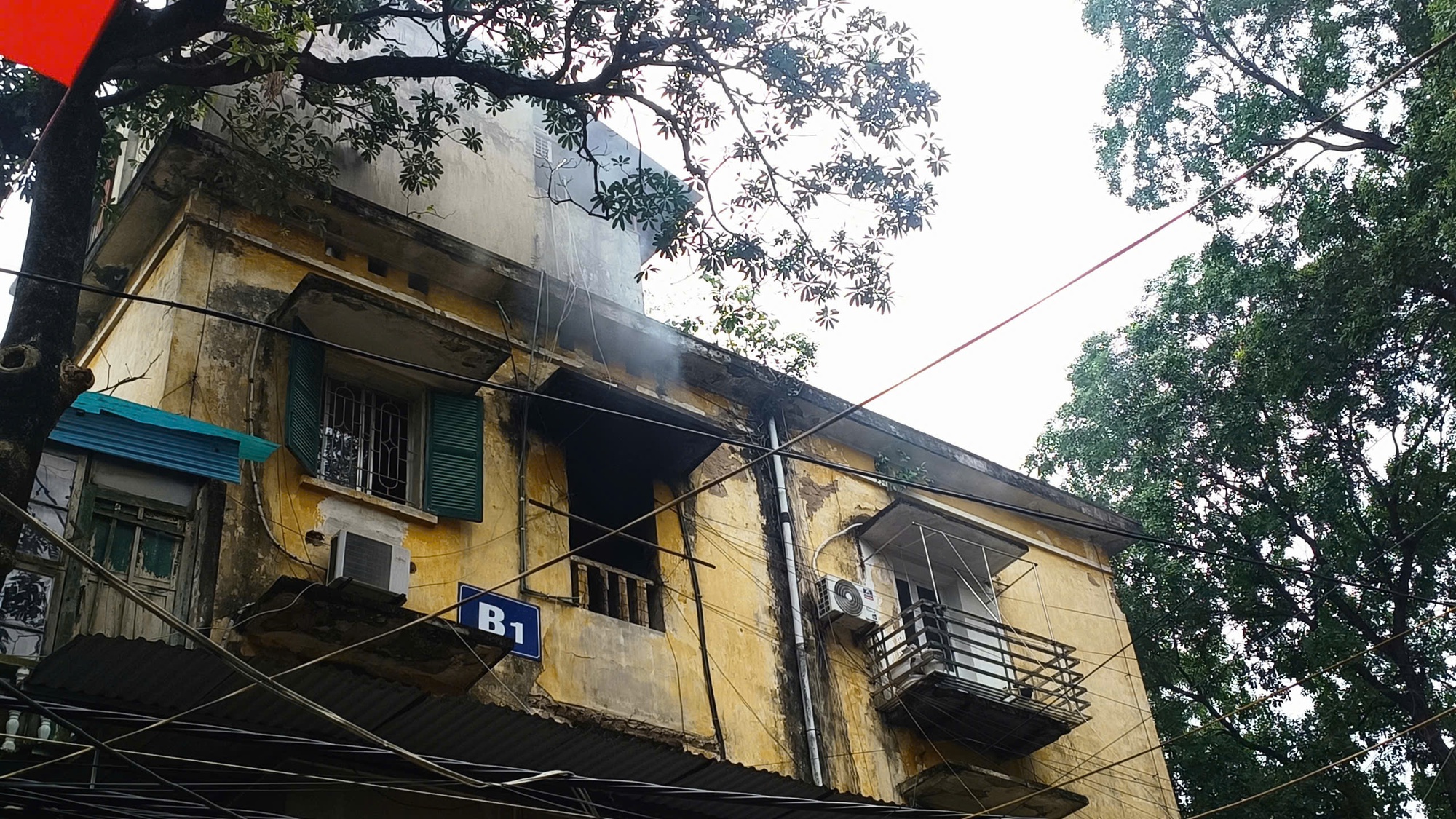 Ch&aacute;y căn hộ tập thể Nguyễn C&ocirc;ng Trứ, cư d&acirc;n hoảng loạn th&aacute;o chạy - Ảnh 1.