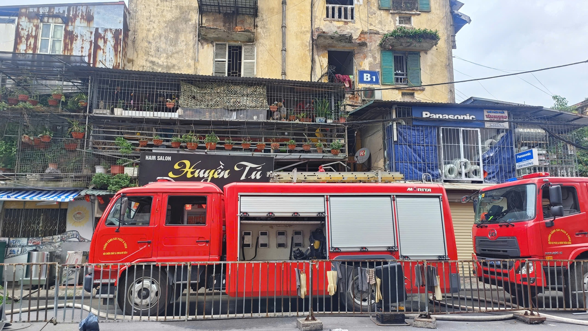 Ch&aacute;y căn hộ tập thể Nguyễn C&ocirc;ng Trứ, cư d&acirc;n hoảng loạn th&aacute;o chạy - Ảnh 4.