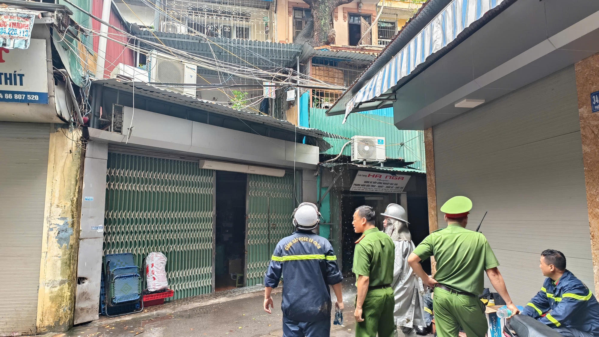 Ch&aacute;y căn hộ tập thể Nguyễn C&ocirc;ng Trứ, cư d&acirc;n hoảng loạn th&aacute;o chạy - Ảnh 3.