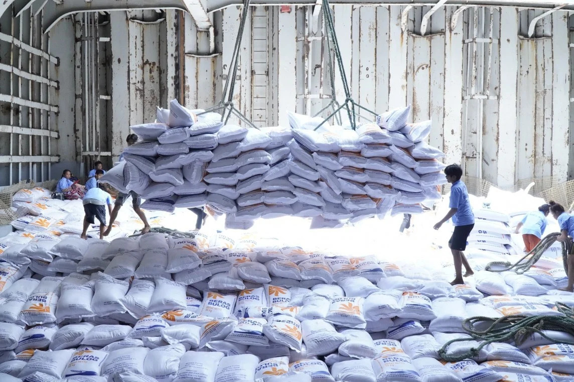 Hơn 20 t&agrave;u dồn dập xếp đầy 'hạt ngọc Việt' sang quốc gia l&aacute;ng giềng chỉ trong 10 ng&agrave;y: Chuyện g&igrave; đang xảy ra?  - Ảnh 1.
