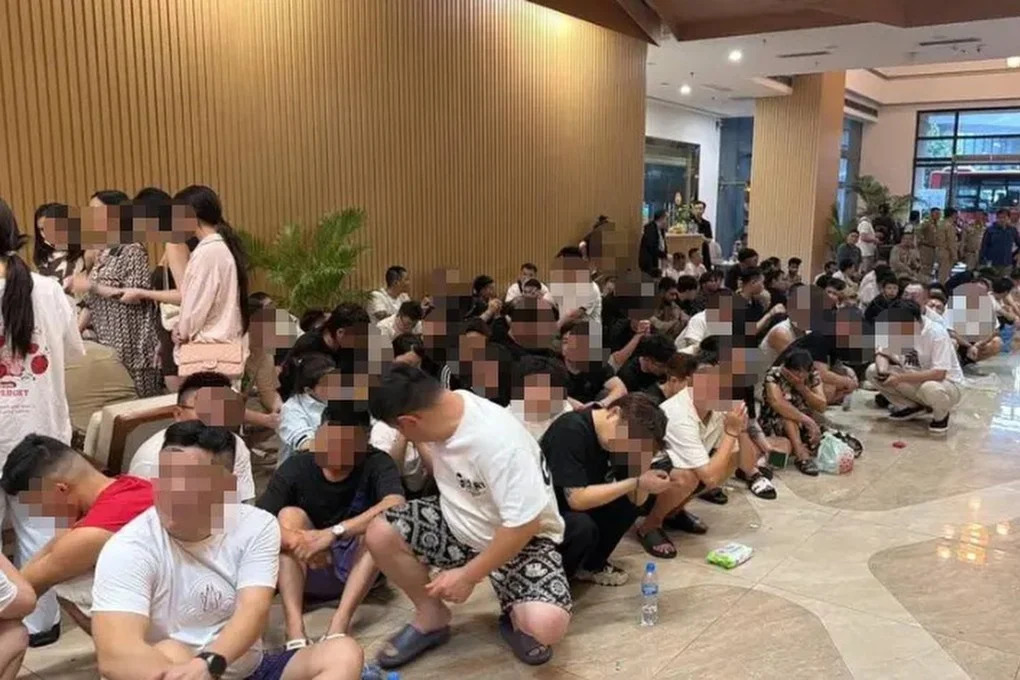 Đột kích hai tòa nhà liên quan tới tỷ phú, công an thu giữ hơn 900 thiết bị điện tử, tạm giam 'hàng trăm cán bộ online'- Ảnh 1. Đột kích hai tòa nhà liên quan tới tỷ phú, công an thu giữ hơn 900 thiết bị điện tử, tạm giam 'hàng trăm cán bộ online'- Ảnh 1.