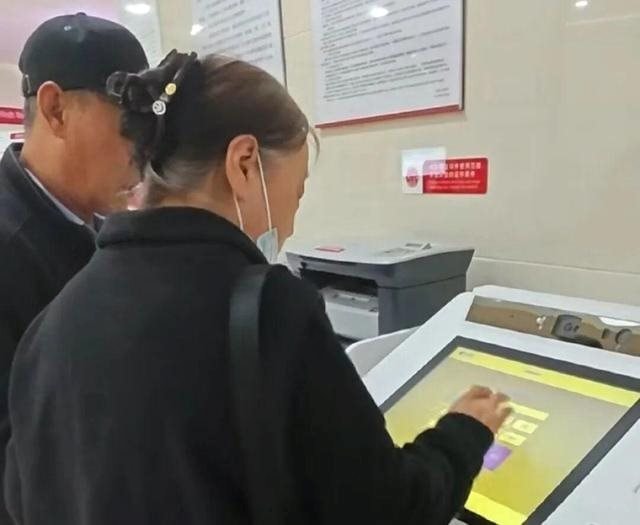 Kh&aacute;ch gửi tiết kiệm hơn 387 triệu đồng, 8 năm sau ph&aacute;t hiện đ&atilde; mua bảo hiểm, ng&acirc;n h&agrave;ng khẳng định: &ldquo;Ch&uacute;ng t&ocirc;i b&aacute;n h&agrave;ng đ&uacute;ng quy tr&igrave;nh&rdquo;- Ảnh 1.