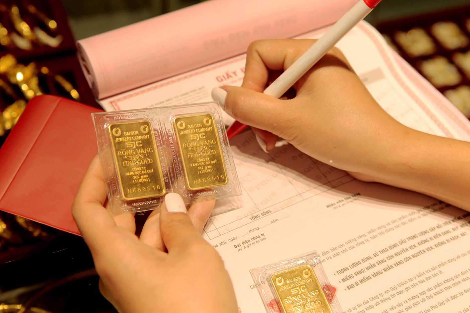 C&oacute; 500 triệu, n&ecirc;n gửi tiết kiệm hay mua v&agrave;ng?- Ảnh 2.