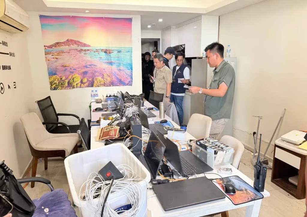 Đột kích hai tòa nhà liên quan tới tỷ phú, công an thu giữ hơn 900 thiết bị điện tử, tạm giam 'hàng trăm cán bộ online'- Ảnh 2. Đột kích hai tòa nhà liên quan tới tỷ phú, công an thu giữ hơn 900 thiết bị điện tử, tạm giam 'hàng trăm cán bộ online'- Ảnh 2.