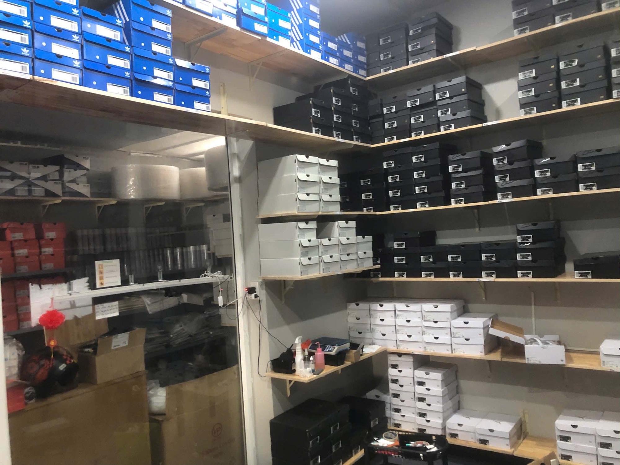 Ông chủ shop "thanhstore" đình đám trên sàn TMĐT bị bắt vì bán hàng fake, bỏ túi mượt mà hơn 3,5 tỷ đồng- Ảnh 3. Ông chủ shop "thanhstore" đình đám trên sàn TMĐT bị bắt vì bán hàng fake, bỏ túi mượt mà hơn 3,5 tỷ đồng- Ảnh 3.