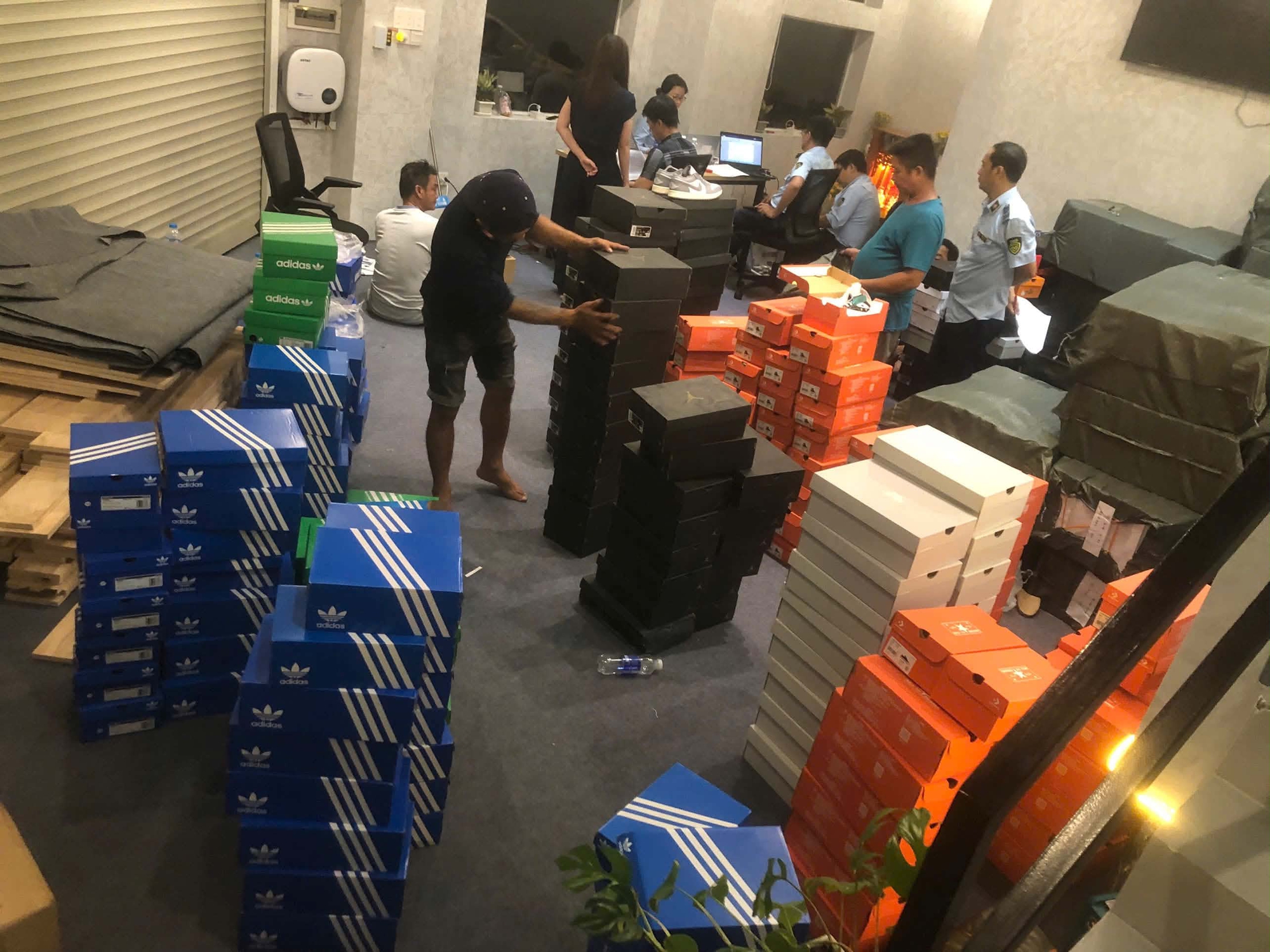 Ông chủ shop "thanhstore" đình đám trên sàn TMĐT bị bắt vì bán hàng fake, bỏ túi mượt mà hơn 3,5 tỷ đồng- Ảnh 1. Ông chủ shop "thanhstore" đình đám trên sàn TMĐT bị bắt vì bán hàng fake, bỏ túi mượt mà hơn 3,5 tỷ đồng- Ảnh 1.