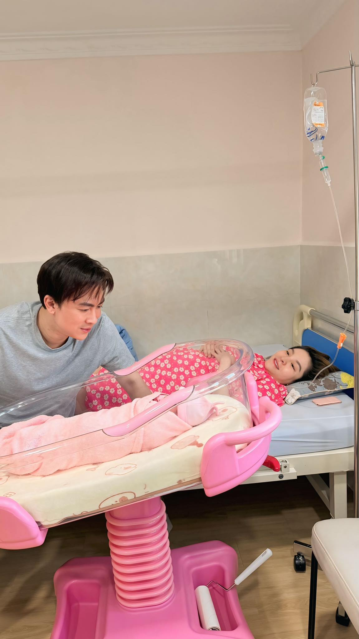Ch&aacute;u g&aacute;i NS Kim Tiểu Long sinh con với ca sĩ l&agrave;m bố đơn th&acirc;n, c&oacute; 1 con ri&ecirc;ng- Ảnh 1.