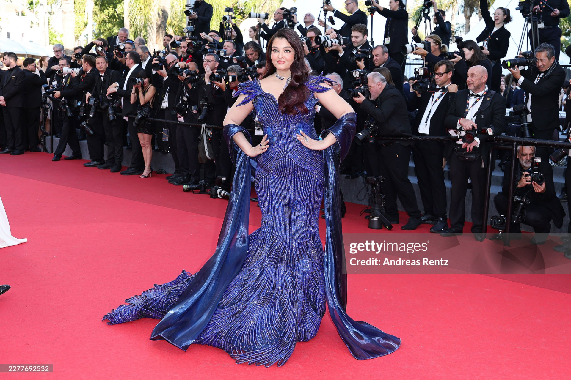 Thảm đỏ Cannes ng&agrave;y 11: Eva Longoria đọ sắc Hoa hậu Thế giới, "ti&ecirc;n nữ" &ocirc;m b&igrave;nh hoa &aacute;t cả biểu tượng &Yacute;- Ảnh 10.