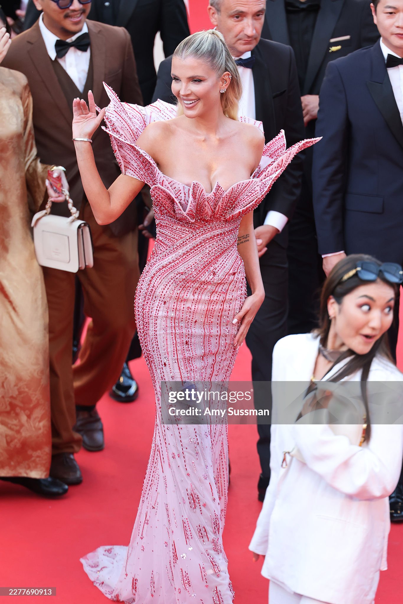Thảm đỏ Cannes ng&agrave;y 11: Eva Longoria đọ sắc Hoa hậu Thế giới, "ti&ecirc;n nữ" &ocirc;m b&igrave;nh hoa &aacute;t cả biểu tượng &Yacute;- Ảnh 20.
