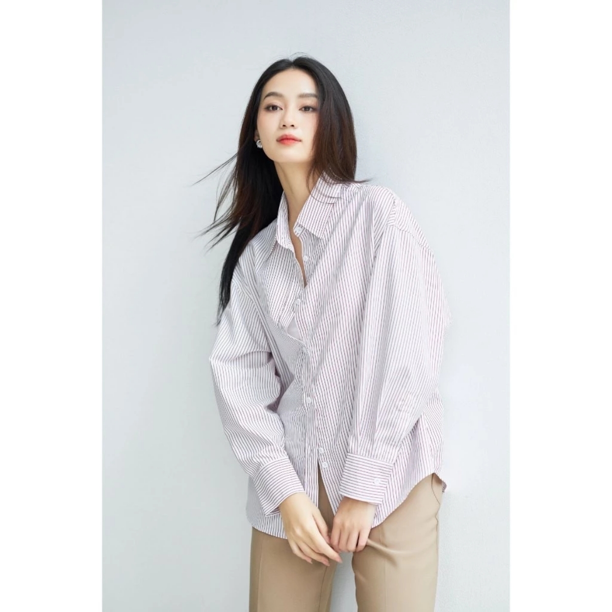 Lee Young Ae l&agrave;m b&ugrave;ng nổ phong c&aacute;ch "thảnh thơi" kiểu mới: Sơ mi kẻ sọc + quần jeans + t&oacute;c đu&ocirc;i ngựa thấp, vừa sang vừa trẻ ra cả chục tuổi- Ảnh 6.