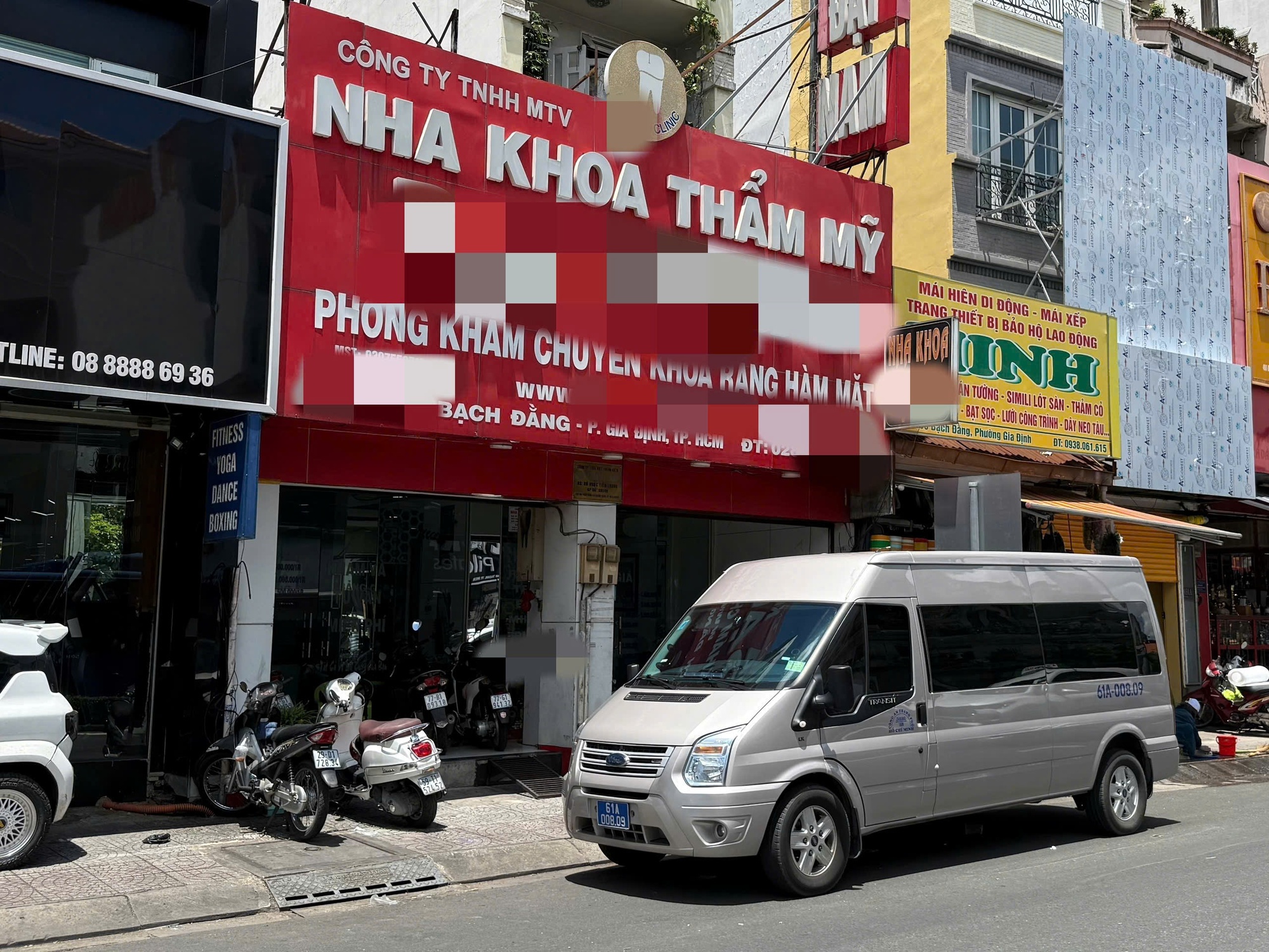 TPHCM: C&ocirc;ng an xuất hiện tại loạt cơ sở nha khoa thẩm mỹ c&ugrave;ng t&ecirc;n- Ảnh 1.