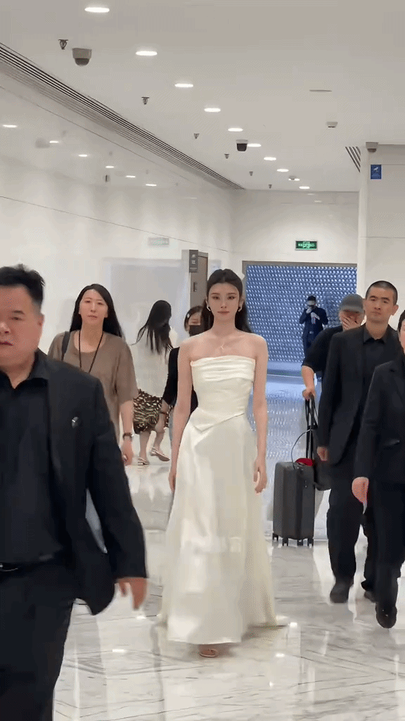 Mỹ nh&acirc;n showbiz l&agrave;m d&acirc;u gia tộc ngh&igrave;n tỷ: U40 vẫn đẹp xuất sắc, kh&ocirc;ng ai nghĩ c&ocirc; ấy l&agrave; mẹ 2 con - Ảnh 2.