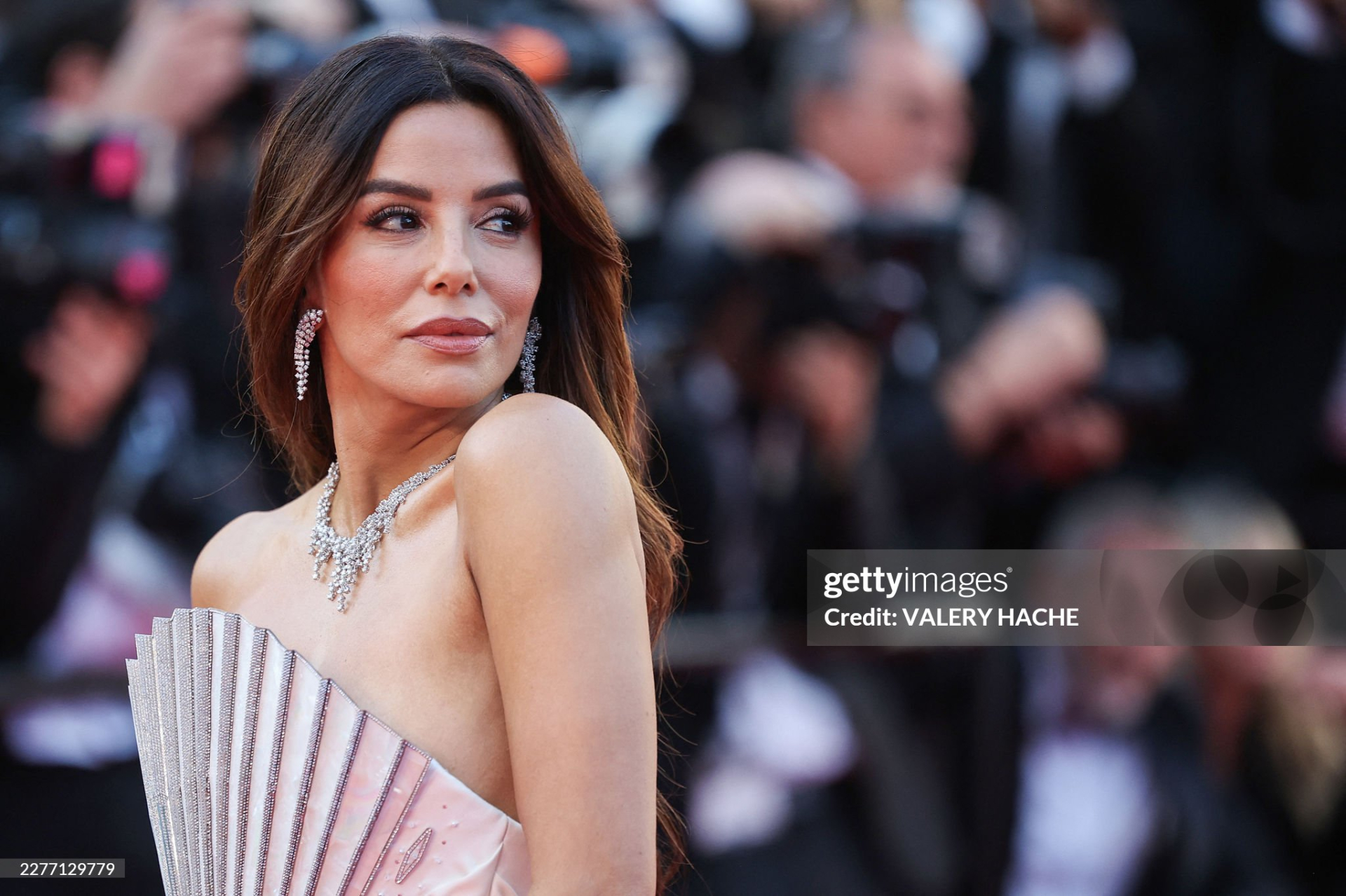 Thảm đỏ Cannes ng&agrave;y 11: Eva Longoria đọ sắc Hoa hậu Thế giới, "ti&ecirc;n nữ" &ocirc;m b&igrave;nh hoa &aacute;t cả biểu tượng &Yacute;- Ảnh 8.