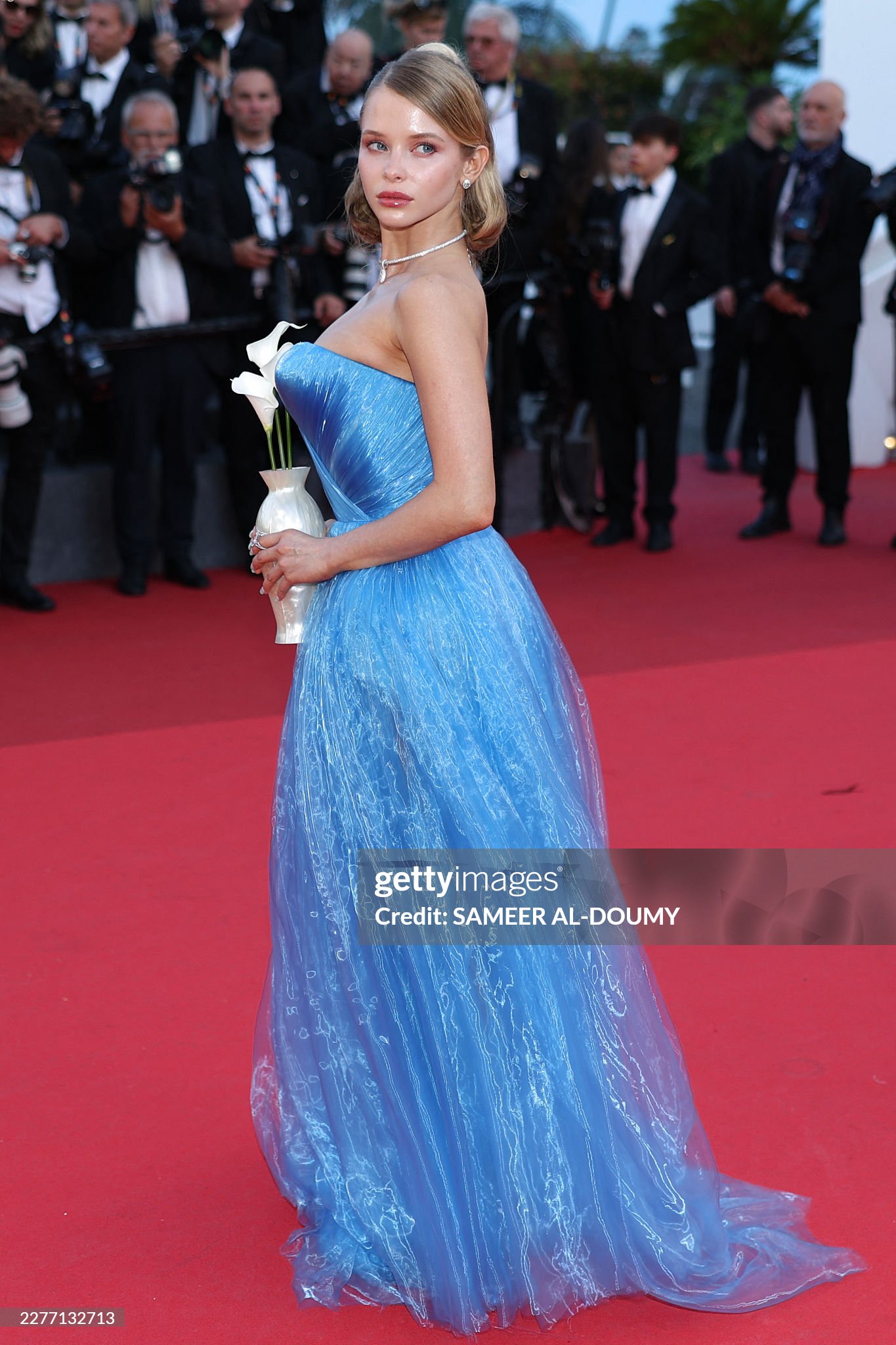 Thảm đỏ Cannes ng&agrave;y 11: Eva Longoria đọ sắc Hoa hậu Thế giới, "ti&ecirc;n nữ" &ocirc;m b&igrave;nh hoa &aacute;t cả biểu tượng &Yacute;- Ảnh 1.