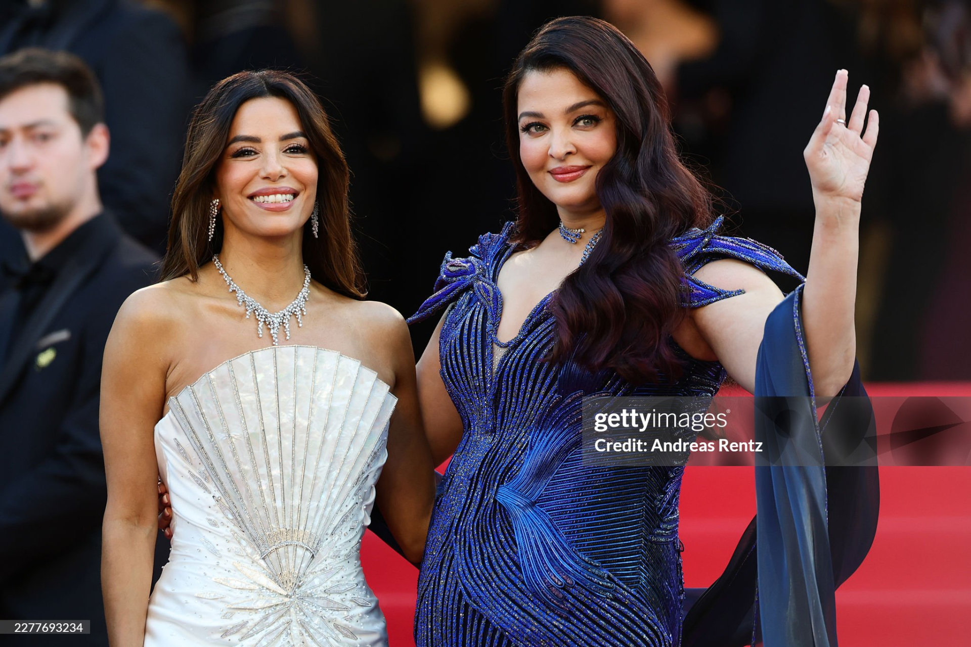 Thảm đỏ Cannes ng&agrave;y 11: Eva Longoria đọ sắc Hoa hậu Thế giới, "ti&ecirc;n nữ" &ocirc;m b&igrave;nh hoa &aacute;t cả biểu tượng &Yacute;- Ảnh 9.