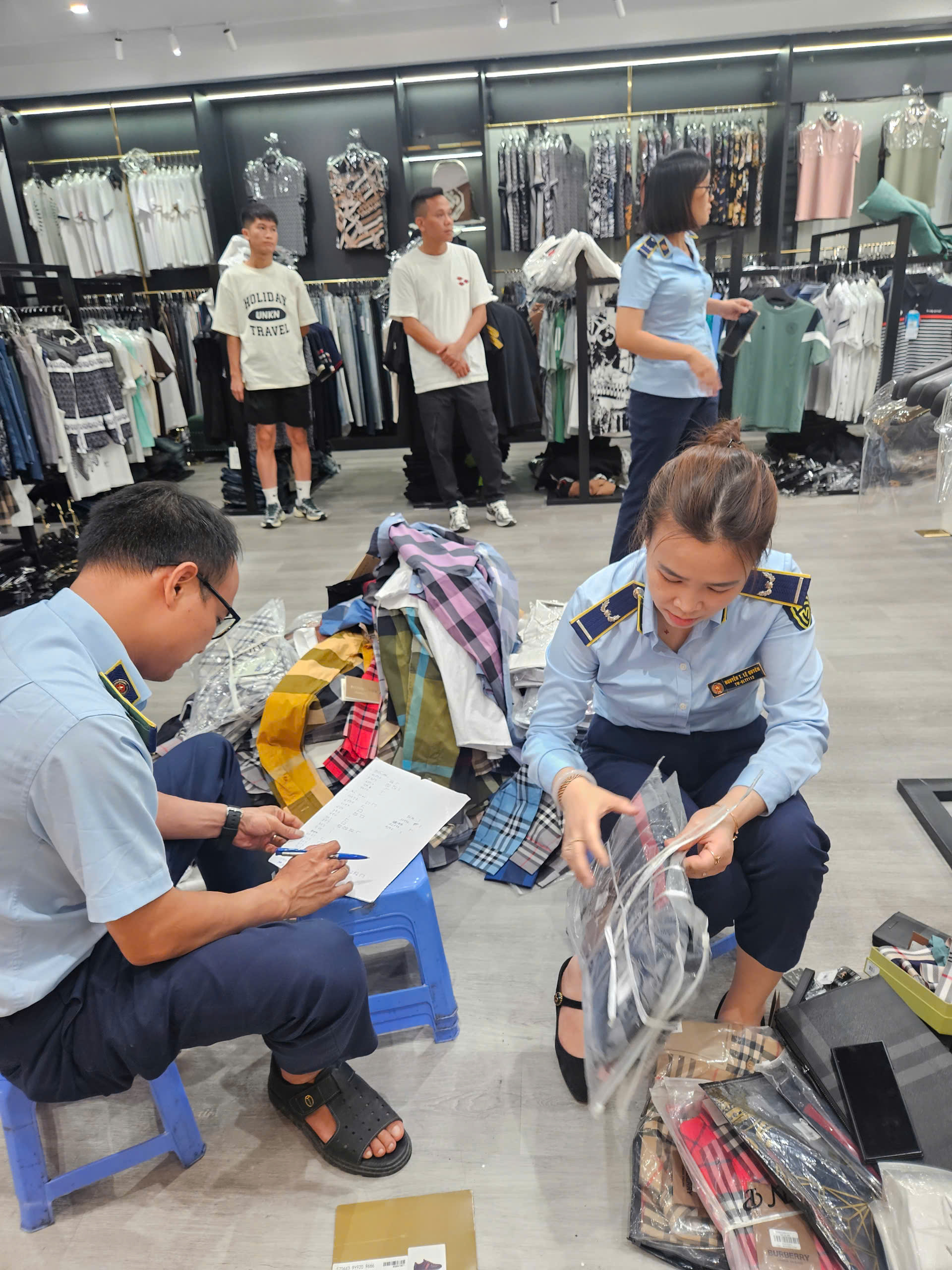Ph&aacute;t hiện gần 2 . 000 Sản phẩm thời trang nghi h&agrave;ng hiệu giả tại H&agrave; Nội - Ảnh 1.