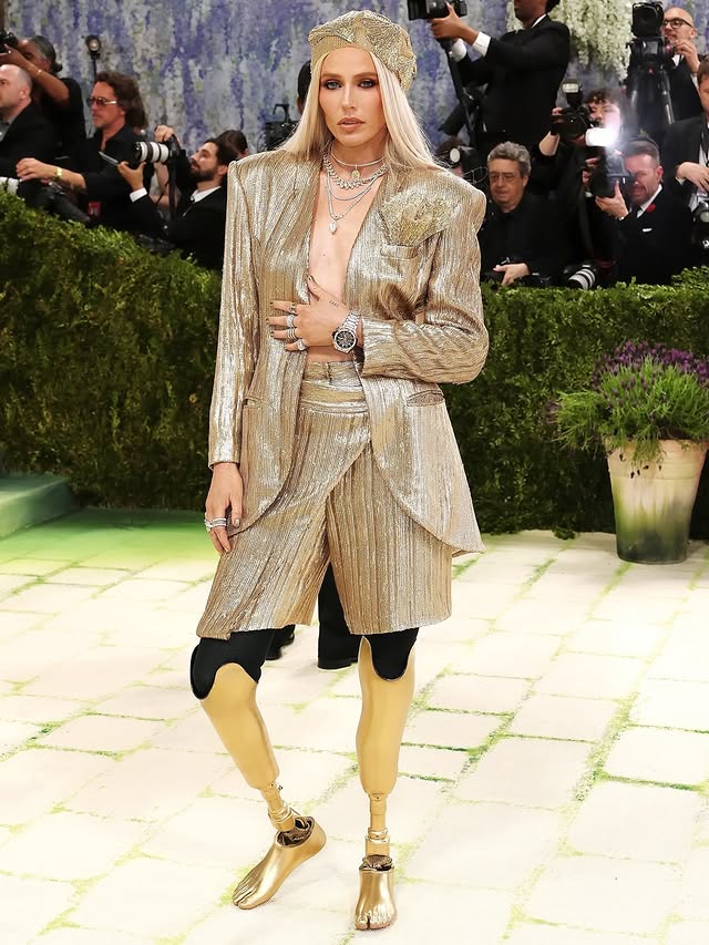Nữ người mẫu bị cắt cụt ch&acirc;n, 14 năm sau mang ch&acirc;n giả đến đại n&aacute;o Met Gala- Ảnh 1.