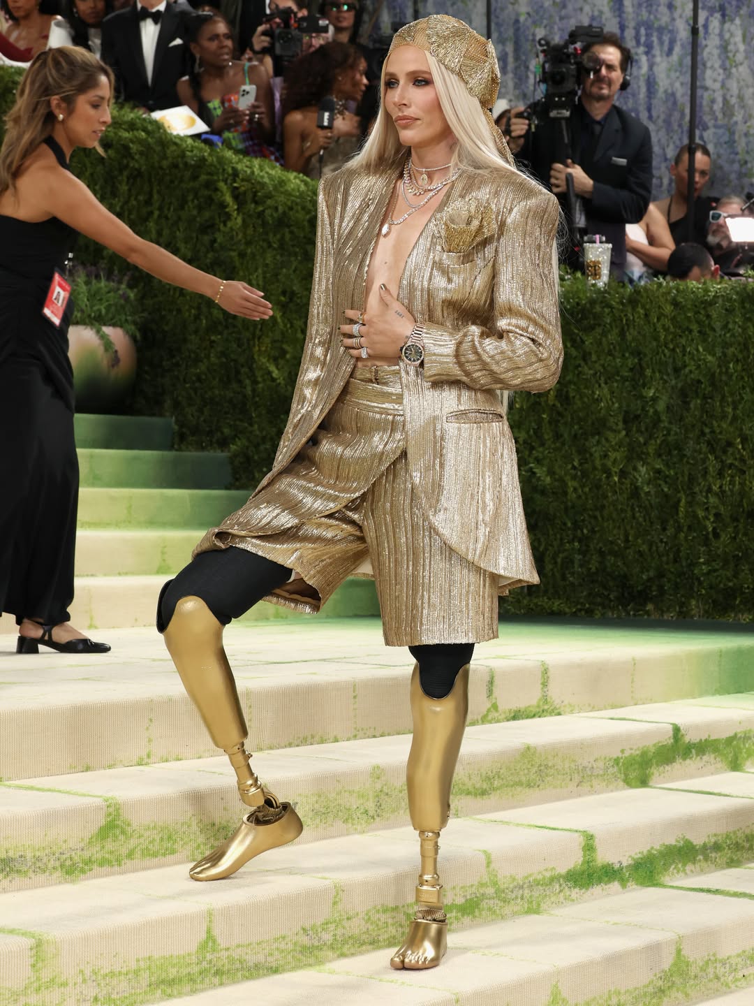 Nữ người mẫu bị cắt cụt ch&acirc;n, 14 năm sau mang ch&acirc;n giả đến đại n&aacute;o Met Gala- Ảnh 2.