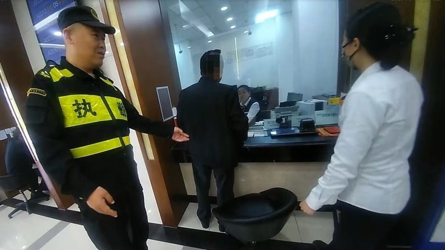 Kh&aacute;ch gửi tiết kiệm hơn 387 triệu đồng, 8 năm sau ph&aacute;t hiện đ&atilde; mua bảo hiểm, ng&acirc;n h&agrave;ng khẳng định: &ldquo;Ch&uacute;ng t&ocirc;i b&aacute;n h&agrave;ng đ&uacute;ng quy tr&igrave;nh&rdquo;- Ảnh 2.