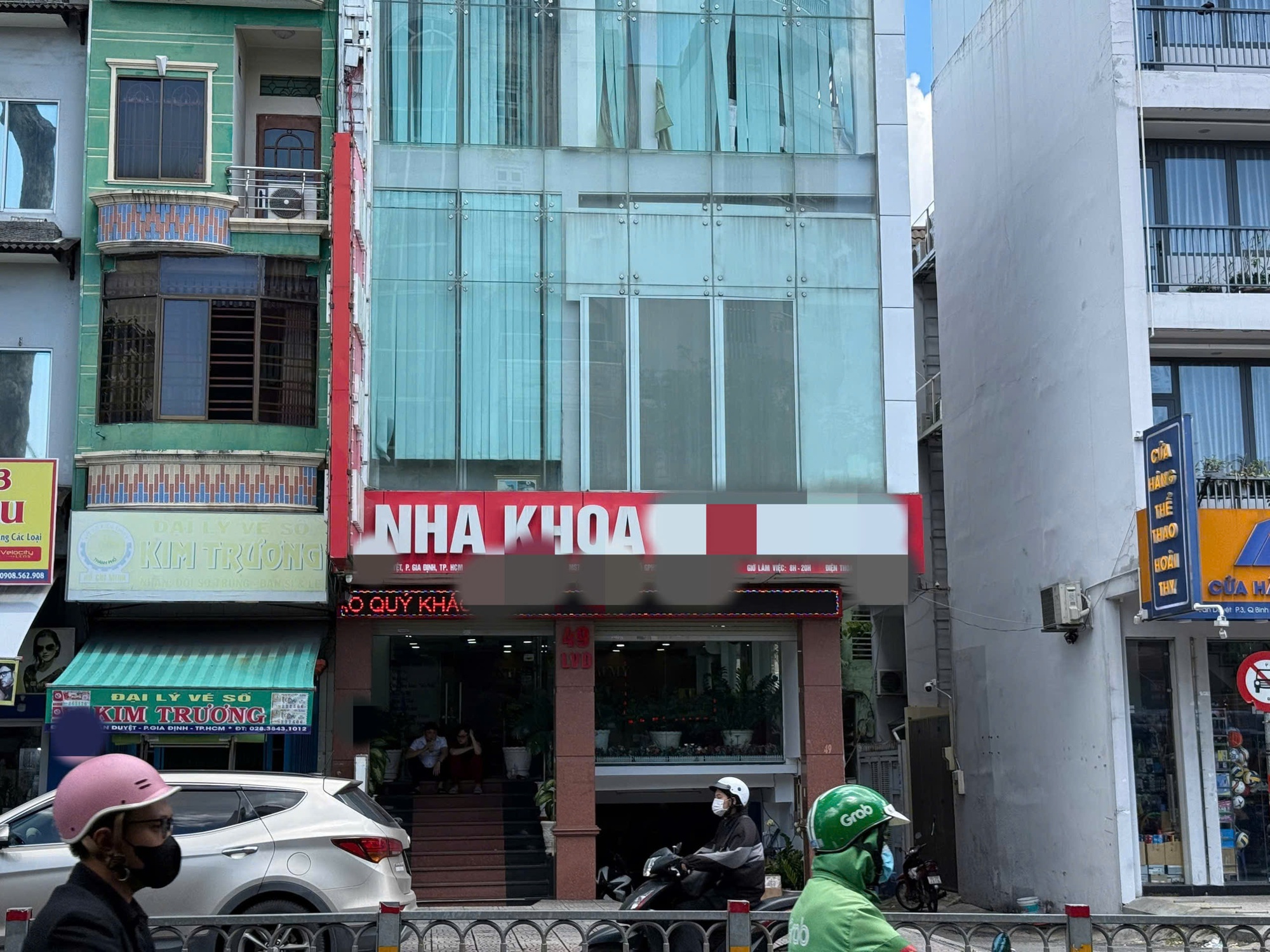 TPHCM: C&ocirc;ng an xuất hiện tại loạt cơ sở nha khoa thẩm mỹ c&ugrave;ng t&ecirc;n- Ảnh 2.